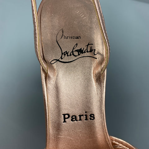 CHRISTIAN LOUBOUTIN Talla 7 Sandalias con tira al tobillo metálica de cuero rosa