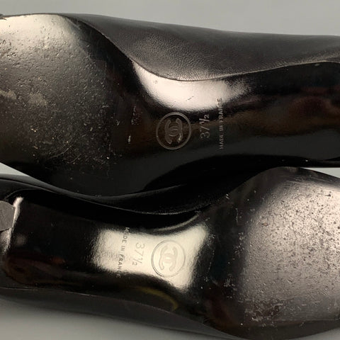 CHANEL Talla 7.5 Zapatos de tacón con punta de cuero negro