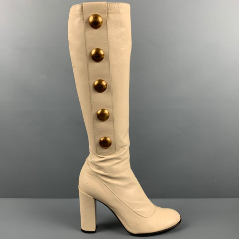 MARC JACOBS Talla 7.5 Botas de tacón grueso con tachuelas de cuero color crema