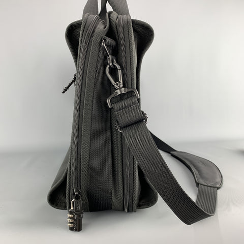 Sac de voyage en toile de nylon noir massif TUMI