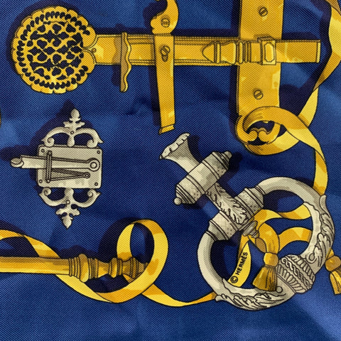 HERMES Carré de Poche en Soie Baroque Jaune Marine