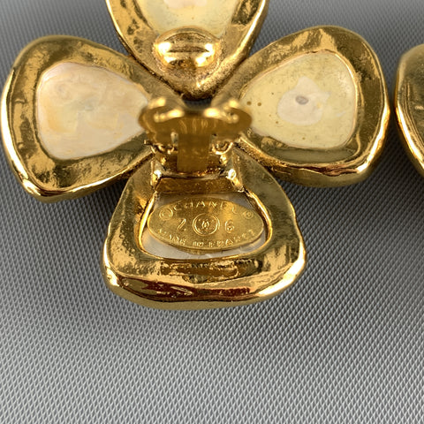 Pendientes con clip en racimo de flores de perlas sintéticas de oro CHANEL 1991