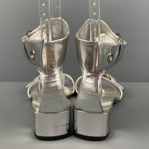 GUCCI Taille 9 Sandales à bride de cheville en cuir argenté