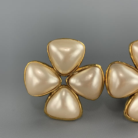 Pendientes con clip en racimo de flores de perlas sintéticas de oro CHANEL 1991