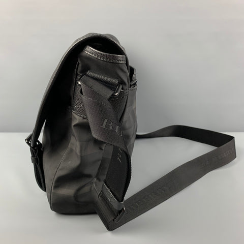 BURBERRY Sac messager en nylon à carreaux noir et gris