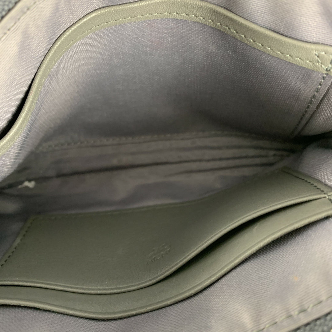 Bolso tipo cartera de cuero con monograma gris y negro de MCM