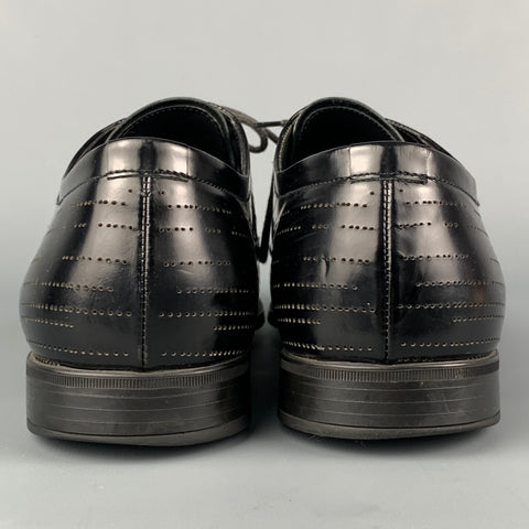 PRADA Taille 9 Chaussures à lacets en cuir perforé noir