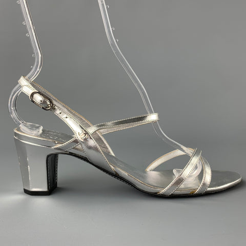 CHANEL Talla 9.5 Sandalias de tiras de cuero plateado