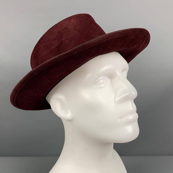 Sombrero con cuentas POK en color burdeos