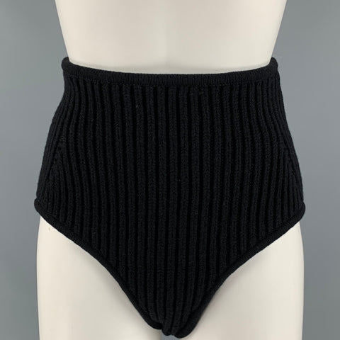 ALAIA Talla 2 Pantalones cortos de talle alto en mezcla de lana negra