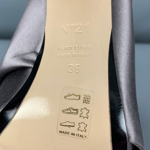 N°21 Mules de salón con pedrería de seda gris talla 9