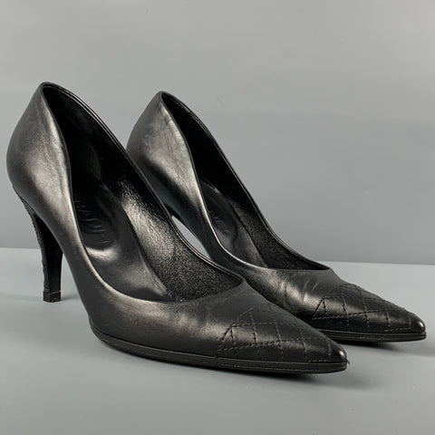 CHANEL Talla 7 Zapatos de tacón con punta en punta de cuero negro