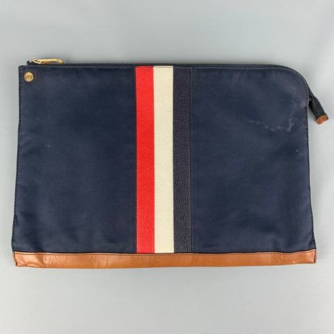 BLACK FLEECE Pochette en cuir à rayures blanches et rouges marine
