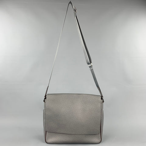 LOUIS VUITTON Sac messager Taiga Roma MM en cuir gris