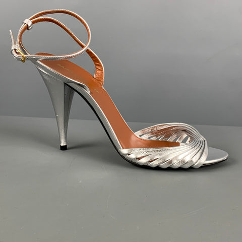 SAINT LAURENT Talla 7.5 Sandalias con tira al tobillo de cuero plateado