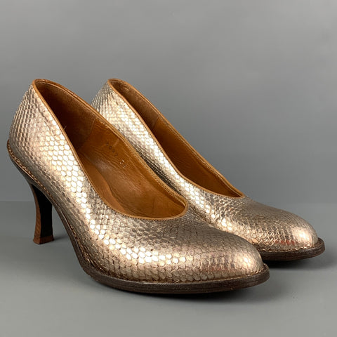 DRIES VAN NOTAN Zapatos de tacón con punta redonda y piel de serpiente dorada, talla 8