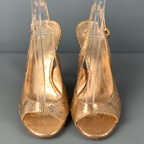 Sandalias de tacón con tira trasera de piel de serpiente dorada talla 7 GUCCI