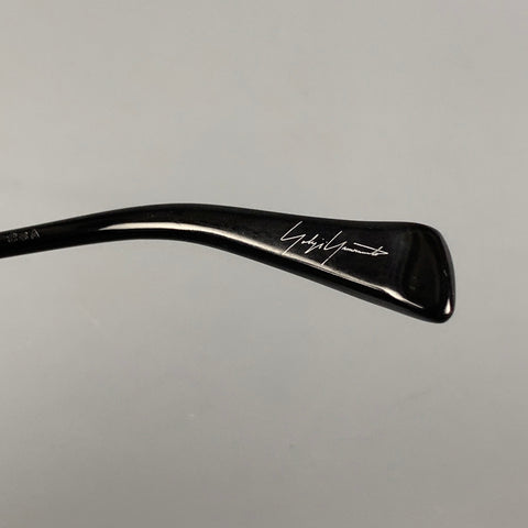 YOHJI YAMAMOTO Lunettes de soleil rondes en acétate noir et argenté