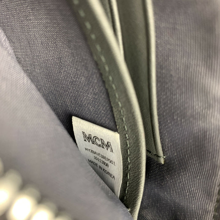 Bolso tipo cartera de cuero con monograma gris y negro de MCM