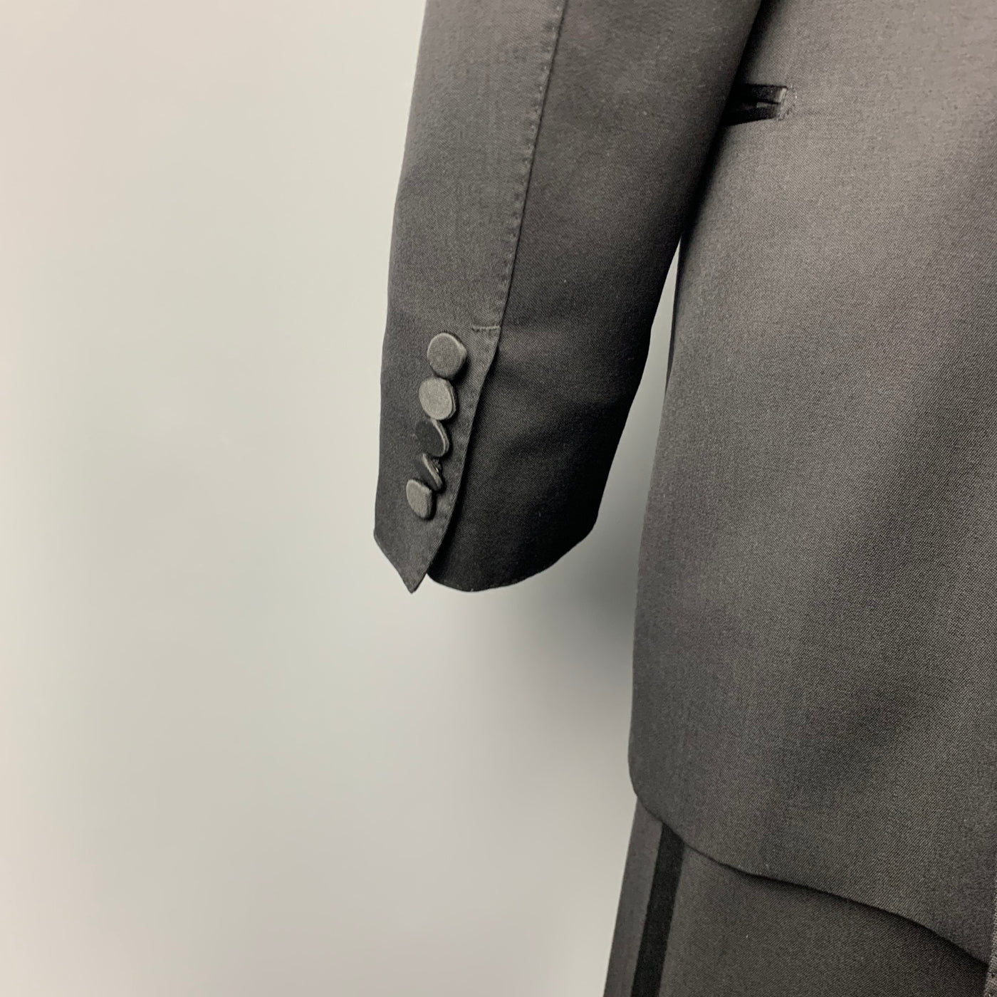 Tom Ford Size 40 Regular Black Wool / Mohair Peak Lapel Tuxedo Suit – Sui  Generis Designer Consignment