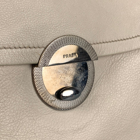 PRADA Sac à bandoulière en cuir crème avec pompon