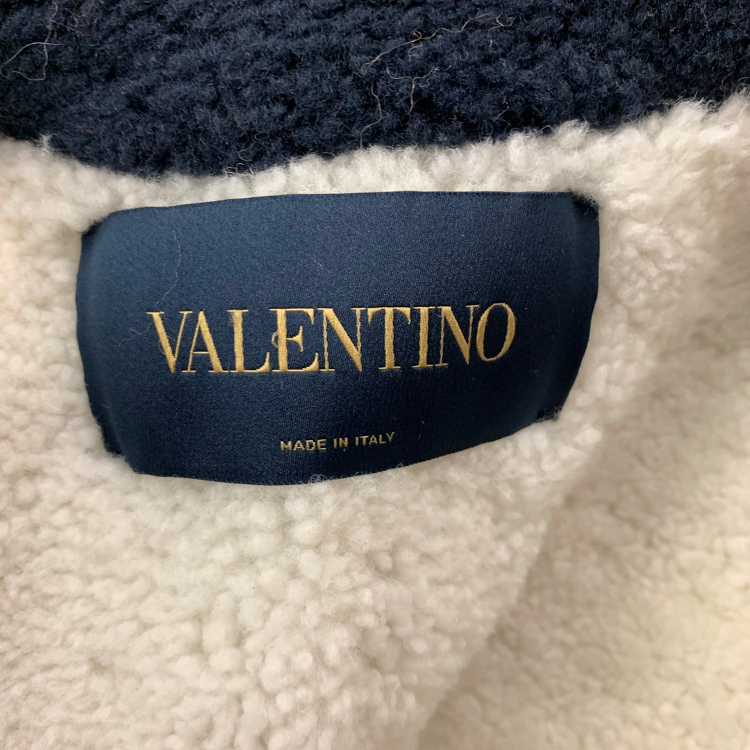 VALENTINO Chaqueta con cuello de sherling de algodón con mariposas bordadas en azul marino talla 6