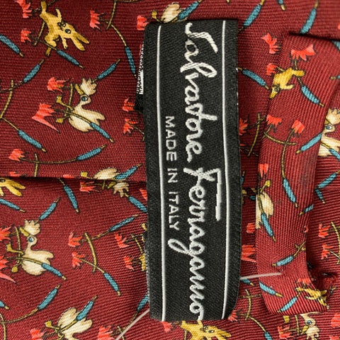 SALVATORE FERRAGAMO Corbata de seda con estampado de conejitos en color burdeos