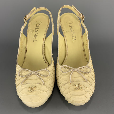 CHANEL Talla 8.5 Zapatos de tacón CC con tira trasera en piel de serpiente de color amarillo pastel