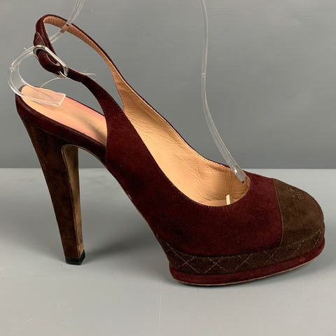 CHANEL Talla 7.5 Zapatos de tacón con tira trasera en ante marrón burdeos