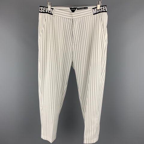 MIXSEVEN Taille XL Pantalon décontracté en sergé à fines rayures blanc et gris