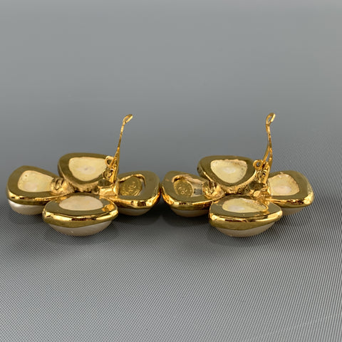 Pendientes con clip en racimo de flores de perlas sintéticas de oro CHANEL 1991