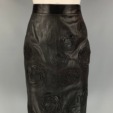 CHANEL Colección Pre-Fall Shanghai 2010 Talla 6 Falda lápiz de cuero con apliques de camelia negra