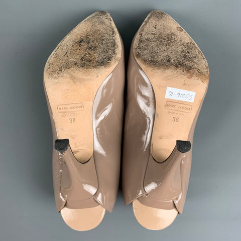 MARC JACOBS Zapatos de tacón con tira trasera en charol color topo talla 8