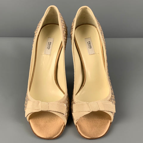 Zapatos de tacón peep toe con lentejuelas y seda color topo de PRADA Talla 6.5