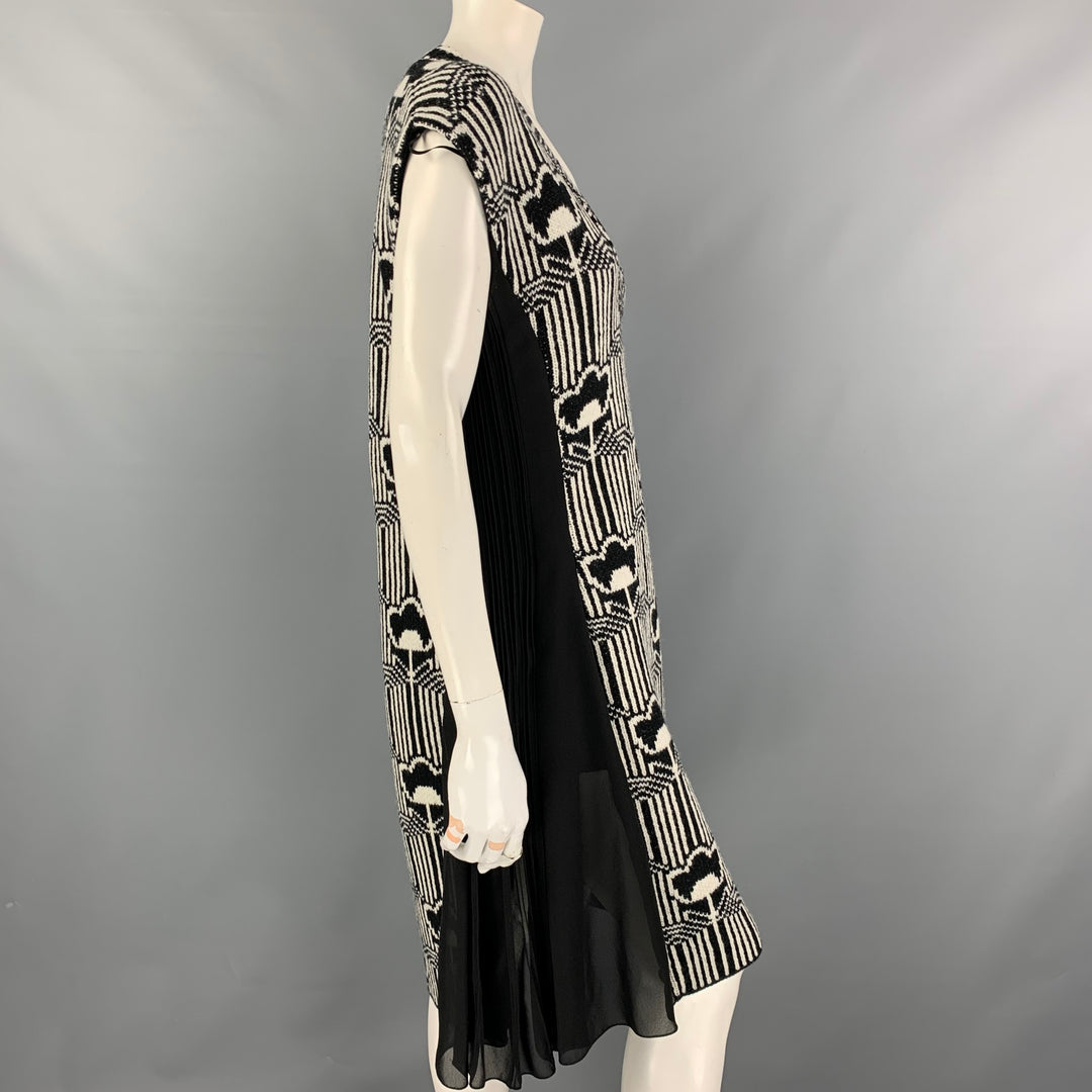 PRADA Automne '21 Taille 2 Robe à col en V tricotée en laine et soie en crêpe floral noir et blanc cassé