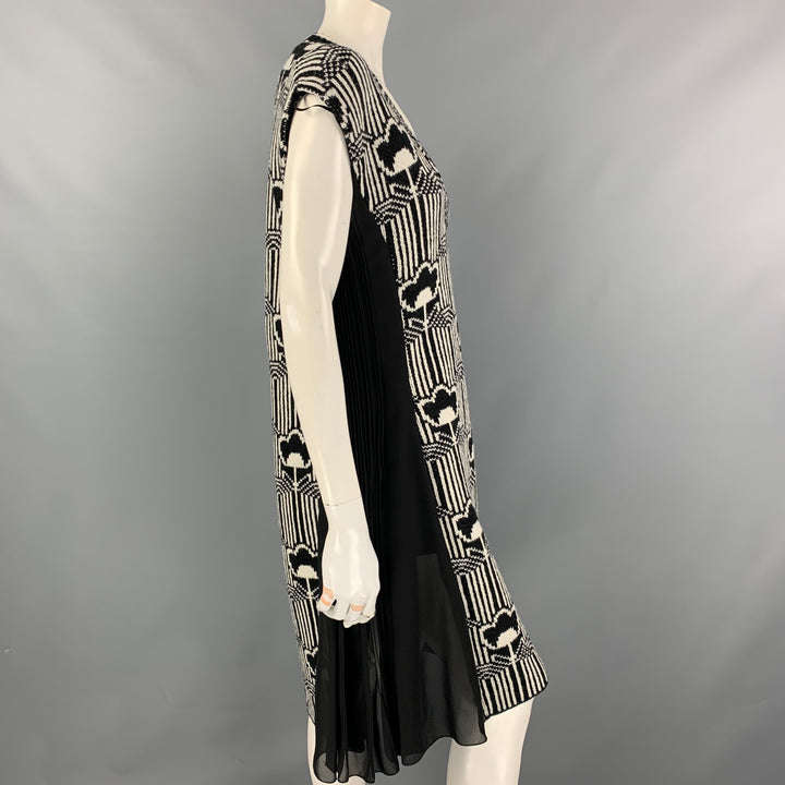 PRADA Automne '21 Taille 2 Robe à col en V tricotée en laine et soie en crêpe floral noir et blanc cassé