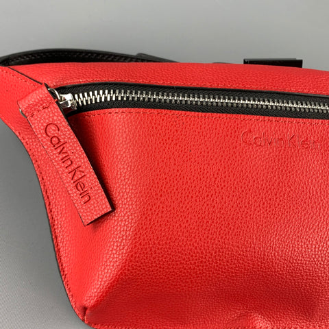 Sac banane en cuir grainé rouge CALVIN KLEIN