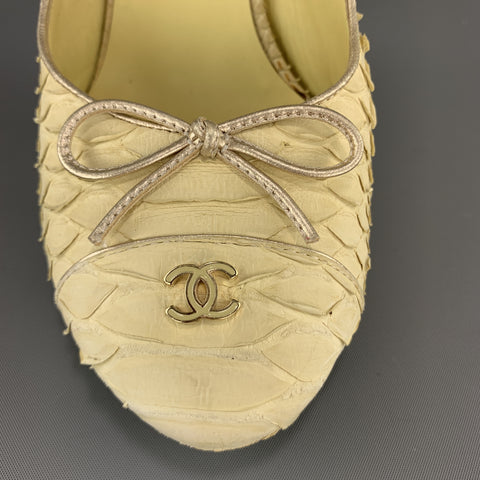 CHANEL Talla 8.5 Zapatos de tacón CC con tira trasera en piel de serpiente de color amarillo pastel