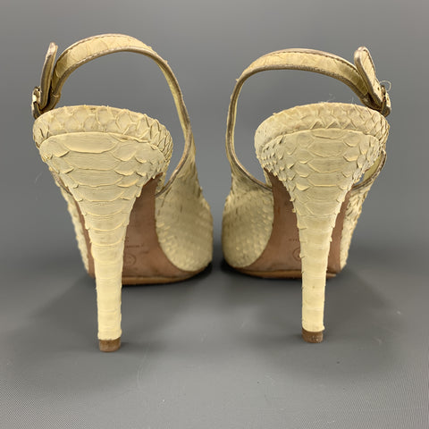 CHANEL Talla 8.5 Zapatos de tacón CC con tira trasera en piel de serpiente de color amarillo pastel