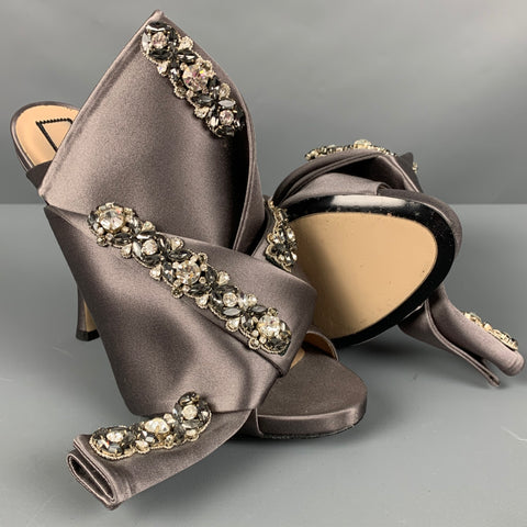 N°21 Mules de salón con pedrería de seda gris talla 9