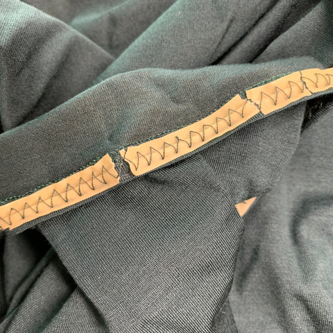 PRADA Taille M Chemise à manches longues à col en V en soie unie et élasthanne vert forêt