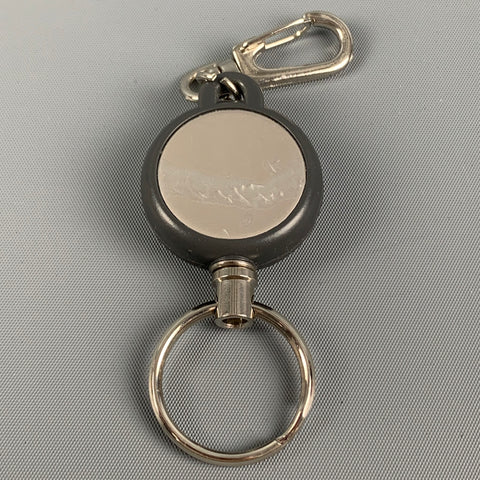 Porte-clés en métal argenté TUMI