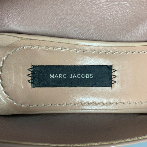 MARC JACOBS Zapatos de tacón con tira trasera en charol color topo talla 8
