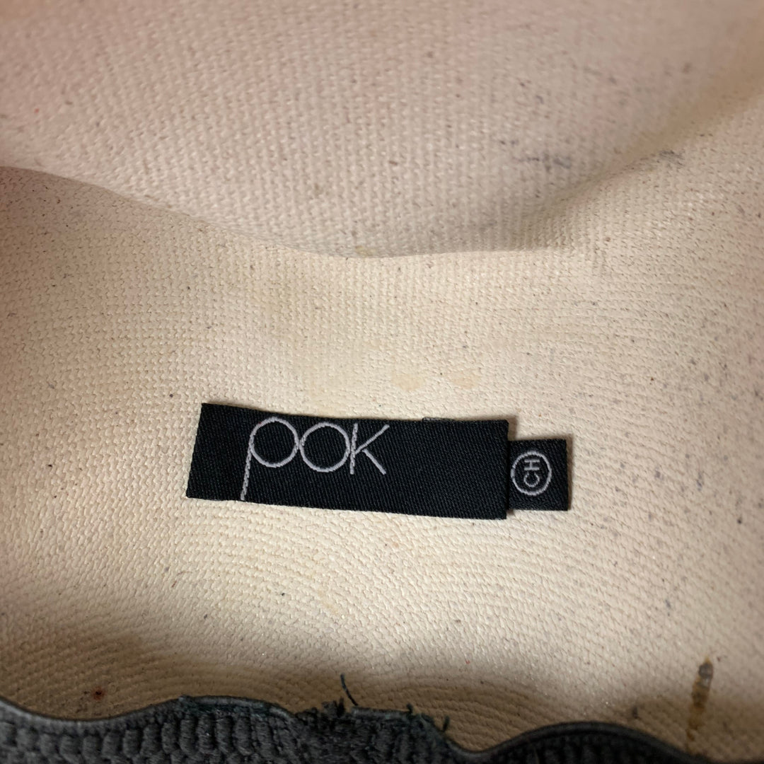 Sombrero con cuentas POK en color burdeos