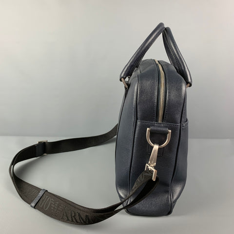 EMPORIO ARMANI Sac porte-documents en cuir Saffiano texturé bleu marine