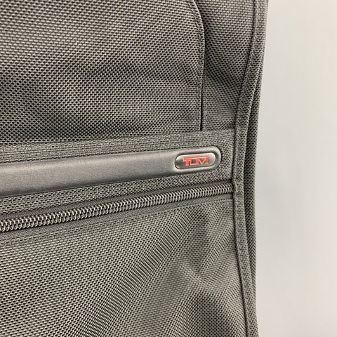 TUMI Sac à vêtements de voyage en toile de nylon noir approuvé par la TSA