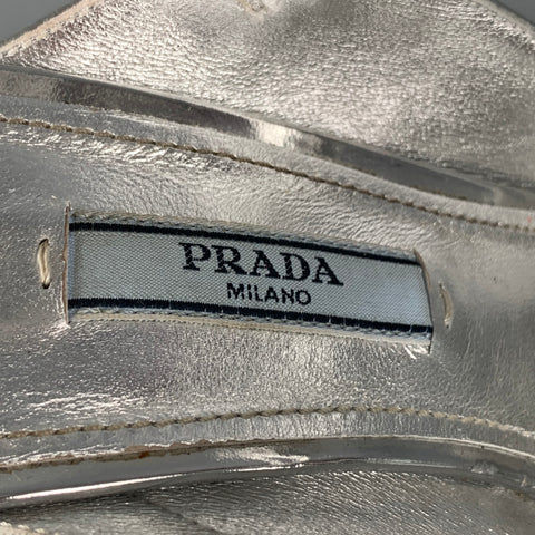 Zapatos de tacón tipo mulas de charol plateado PRADA talla 7.5