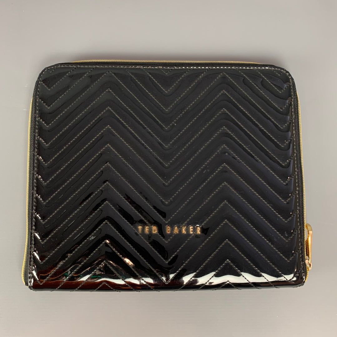 Sobre acolchado negro con cremallera de PVC de TED BAKER