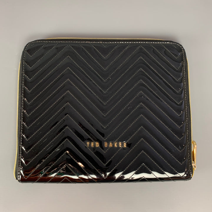 Sobre acolchado negro con cremallera de PVC de TED BAKER