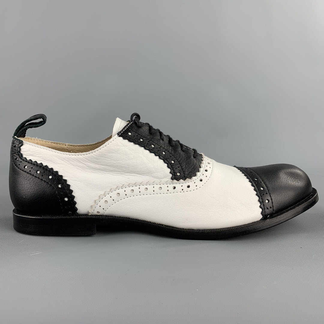 COMME des GARCONS Talla 8 Zapatos brogue de cuero perforado en blanco y negro